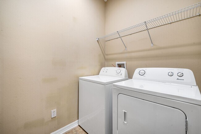 Building Photo - Lovely 3 Bedroom + Loft /Bedroom - 3 Baths...