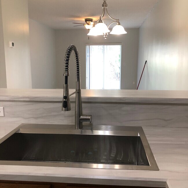 Farmhouse sink - 102 Plantation Point Dr