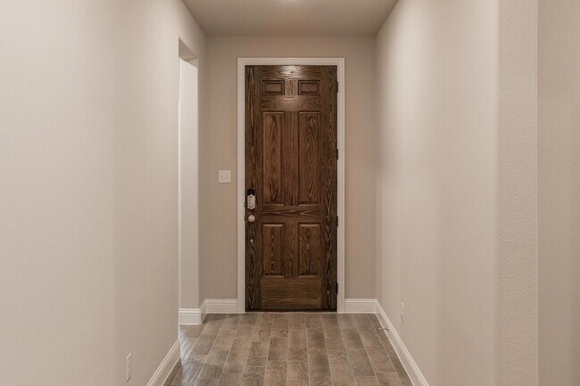 Foto del edificio - 5917 Bellflower Dr