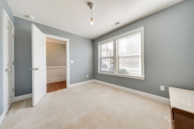 Foto del edificio - Gorgeous 3-Bed, 3.5-Ba Townhouse w/ Office in Downtown Apex