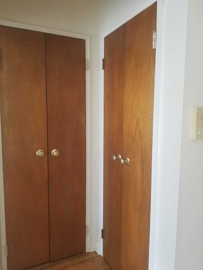 Dos armarios de buen tamaño - 565 Grove St