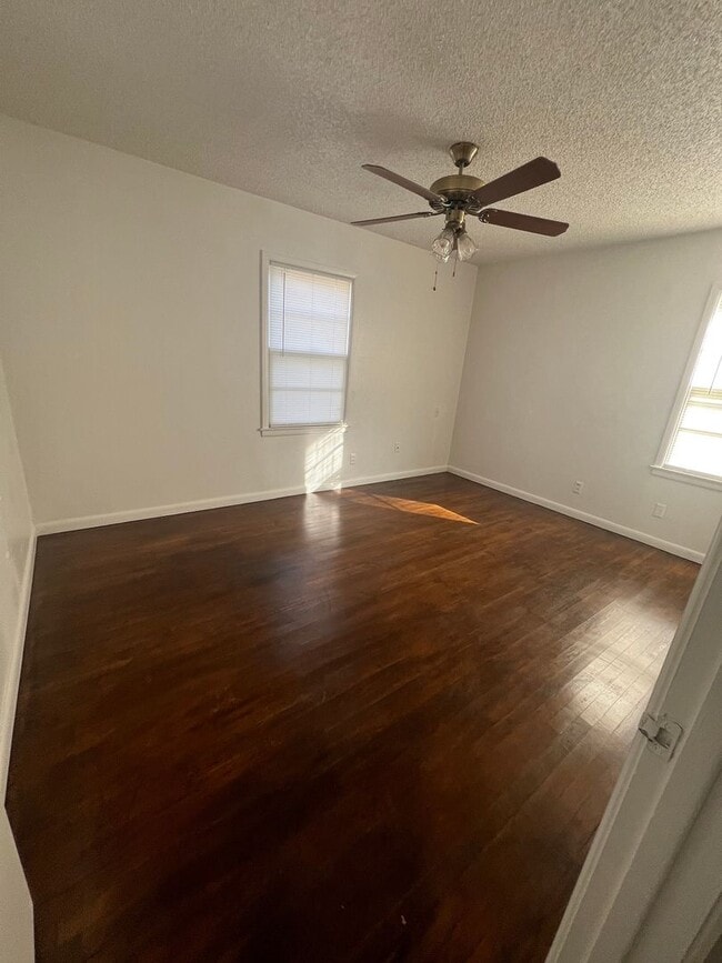 Building Photo - Great Southside Home