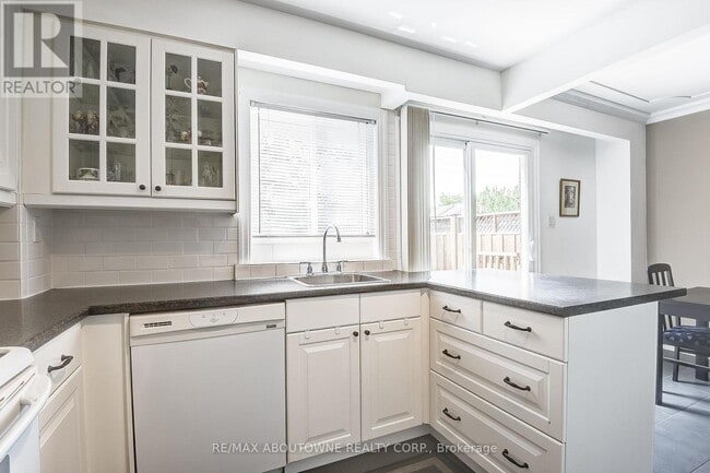 Photo du bâtiment - 235 Bronte St. S