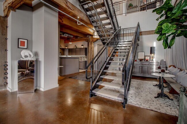 Building Photo - 509 Elm St
