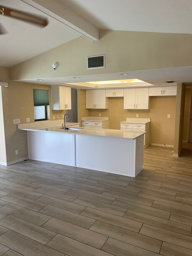 Building Photo - 2584 Longboat Dr