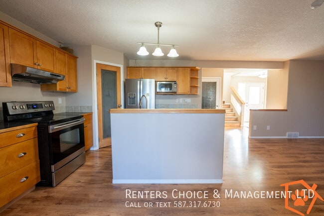 Photo du bâtiment - Cat Friendly Executive Home with Garage in...