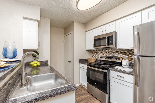 1BR, 1BA - 652SF - Kitchen - Slate Dallas