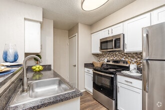 1BR, 1BA - 652SF - Kitchen - Slate Dallas