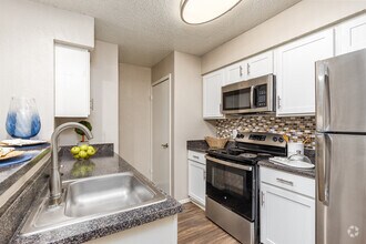 1BR, 1BA - 652SF - Kitchen - Slate Dallas