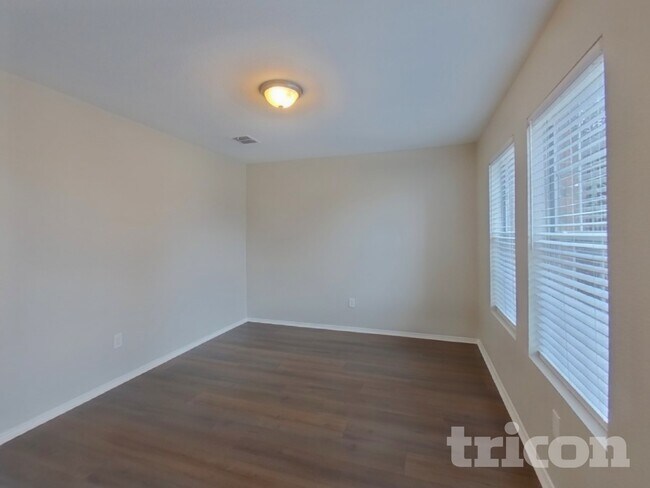 Building Photo - 1221 Dianthus Dr