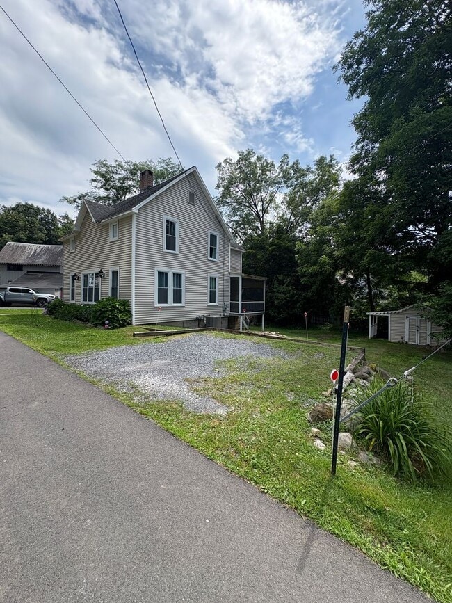 Building Photo - Lovely 4 Bedroomin a Quaint and Quiet Neig...