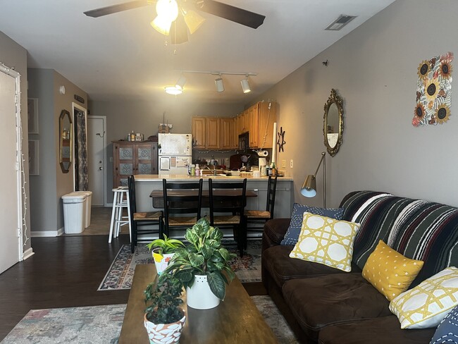 Living room - 1366 Hunters Rd
