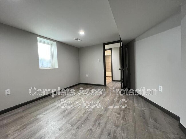 Building Photo - 824 W 62nd Ave