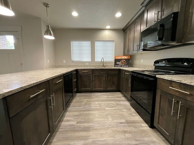Building Photo - 3 bedroom 2 1/2 bath townhome