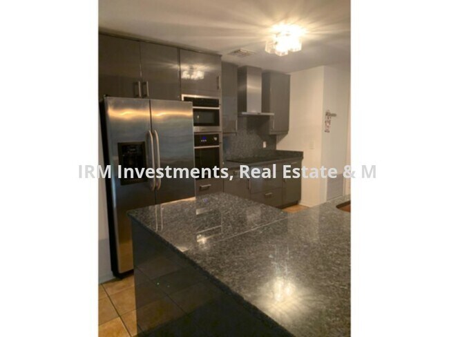 Building Photo - 3 bed 2 bath house with spacious driveway