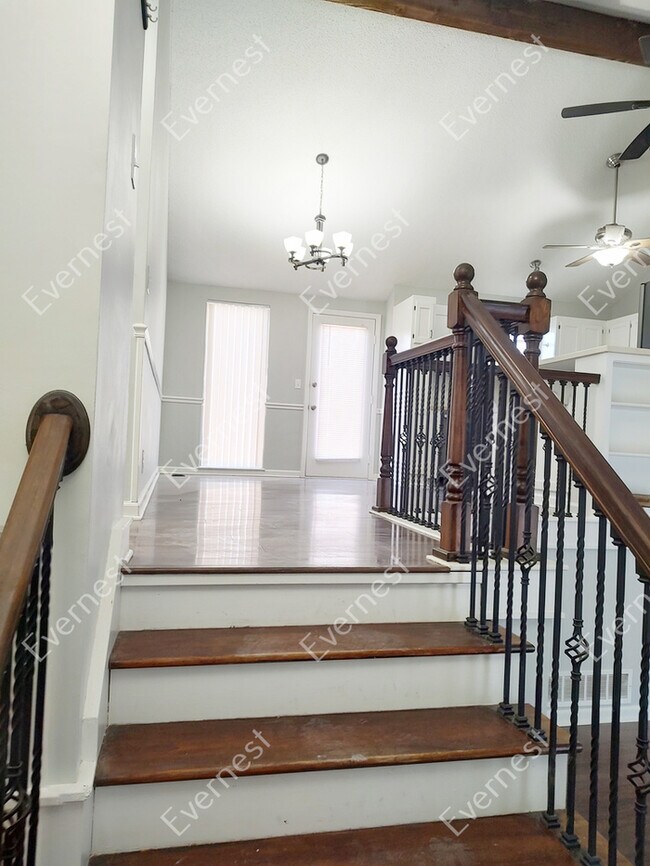 Foto del edificio - 3 Bed & 2.5 Bath House in Olathe / Pet-Fri...
