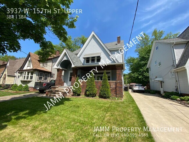 Building Photo - Updated 3-Bedroom Upper Unit!