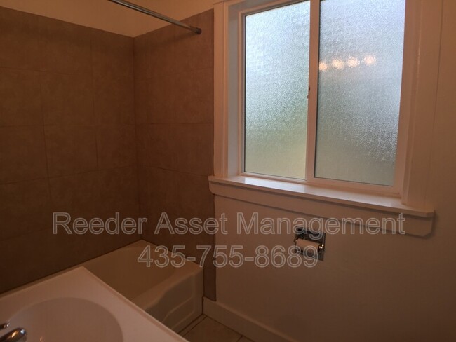 Building Photo - 628 31st St