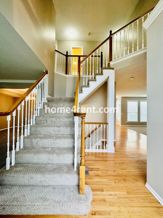 Building Photo - Great Cul-De-Sac Location, One Block To El...