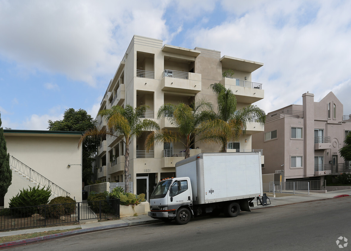Building Photo - 11831 Avon Way