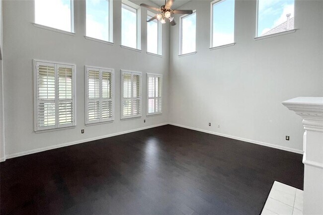 Building Photo - 8701 Brook Hollow Dr