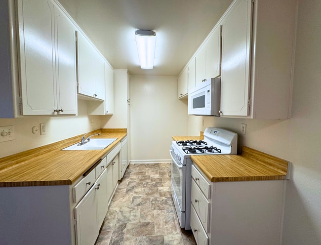 Building Photo - Charming 1-Bedroom Apartment Located in Va...