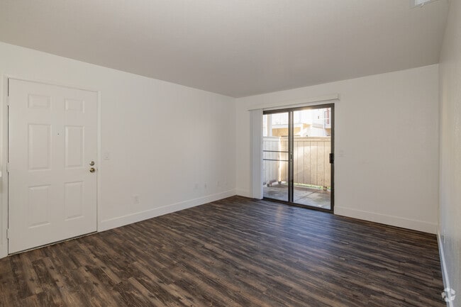 1BR, 1BA - 638SF - Living Room - Country Glen