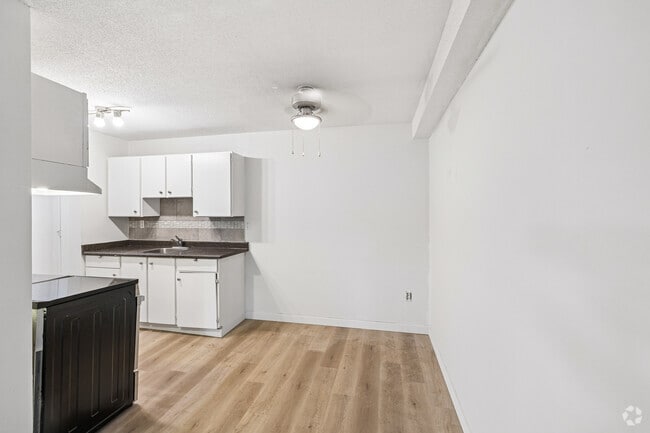 1BR, 1BA - 660SF - Dining Room - Greenwood Gardens Apartments