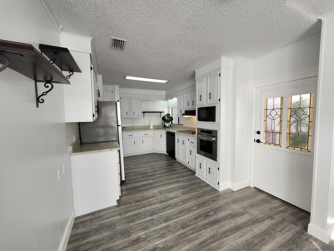 Building Photo - 1527 Black Forest Dr