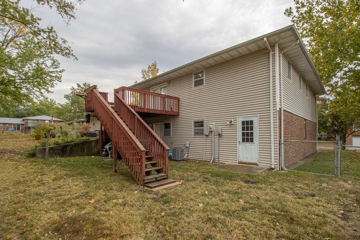 Building Photo - 613-615 Pear Tree Circle