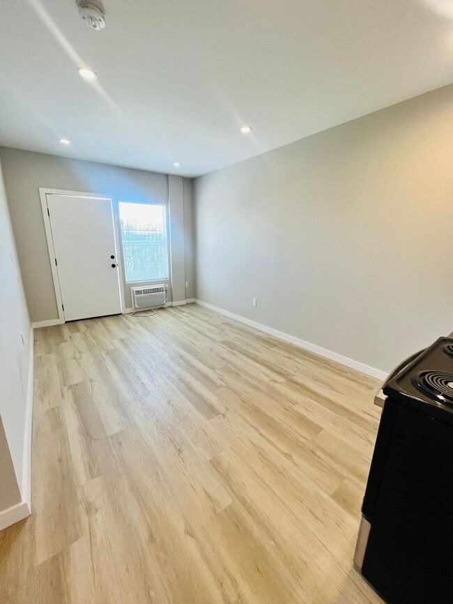 Foto del edificio - Renovated 1 Bedroom now available!!!