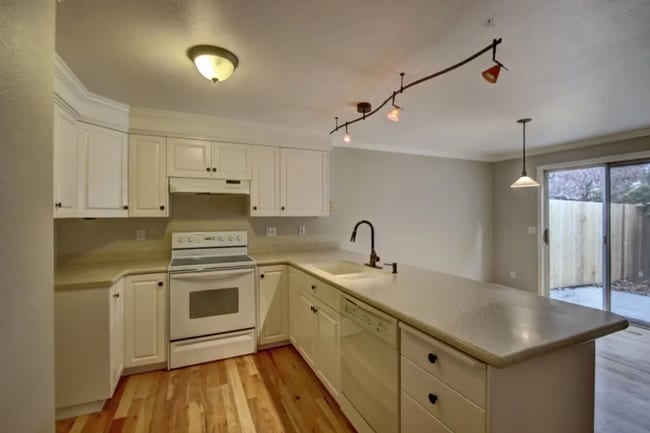 Building Photo - Spacious 3 bed Townhome with Fenced Yard, Garage, & Community Pool in Prime Boise Location!