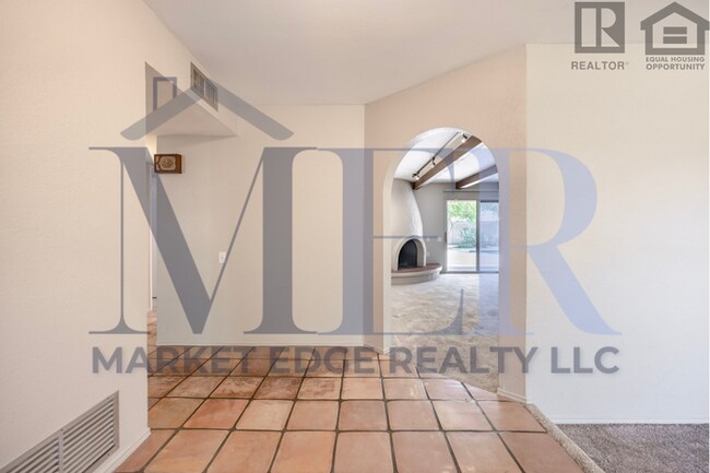 Foto del edificio - 4Bed/2.5Bath House at 56th/Cactus! $399 MOVE-IN SPECIAL! Move-In Ready on 04/09/2026!