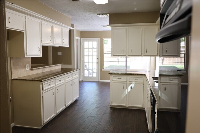 Foto del edificio - 2215 Silver Falls Dr