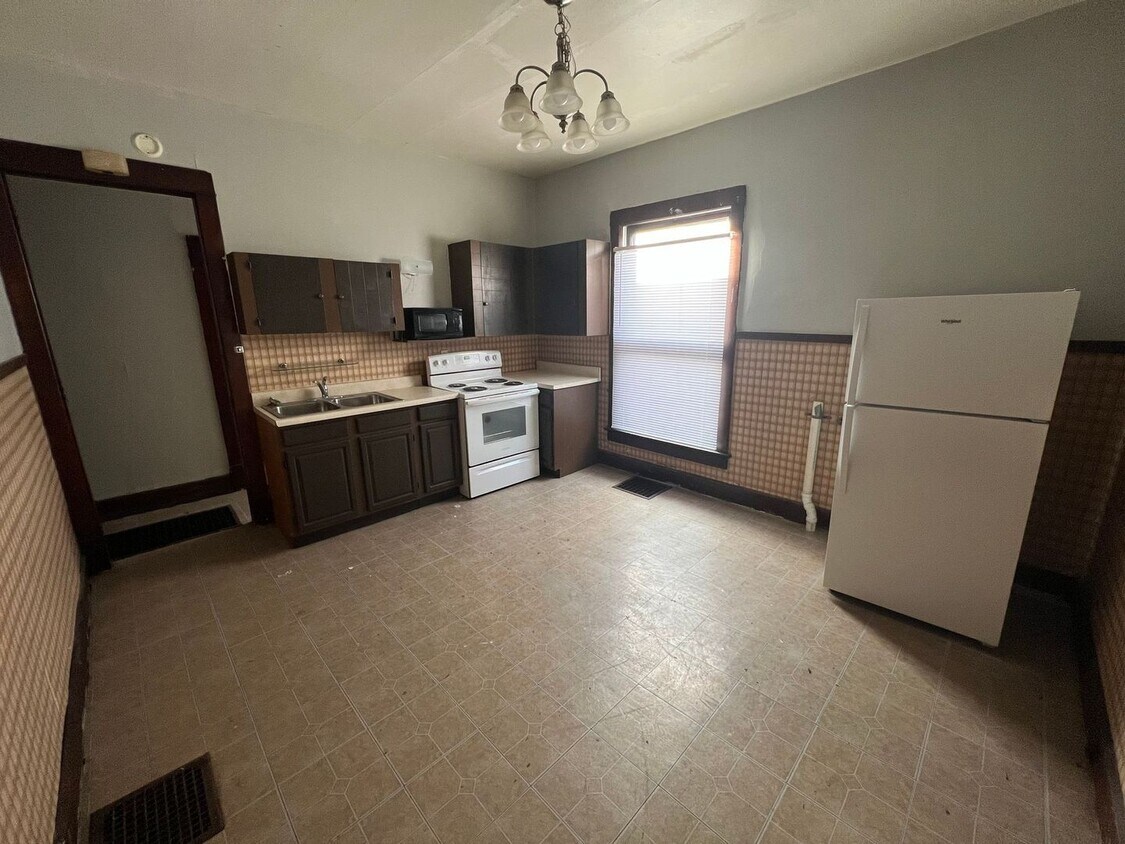 Building Photo - 1621 W Jackson St