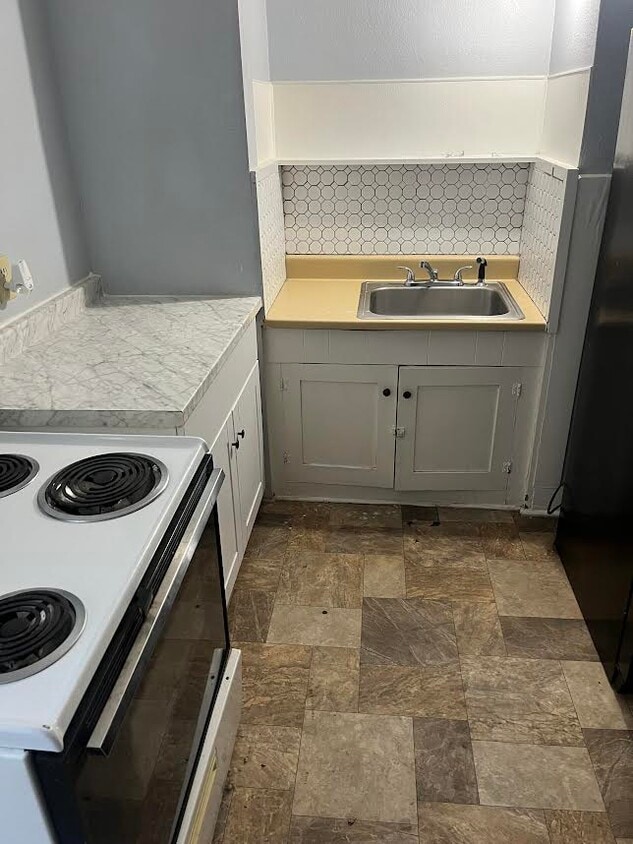 Building Photo - 1102 N Elm St