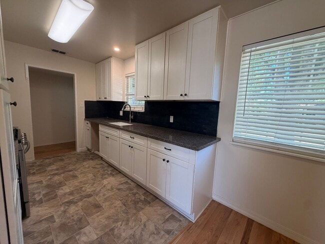 Building Photo - 4 bedroom house in Orangevale on a huge lot