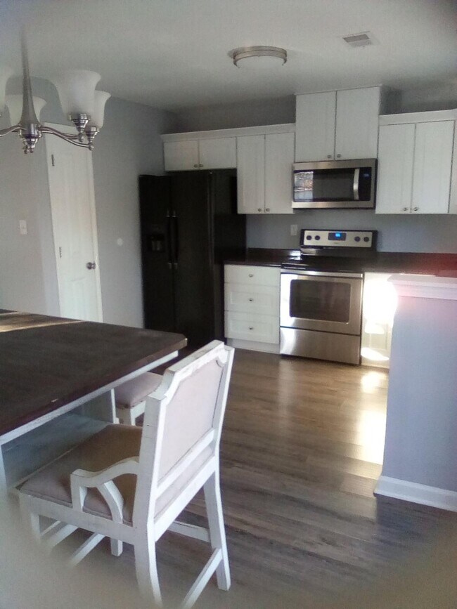 Foto del edificio - 9650 Holly Grove Rd