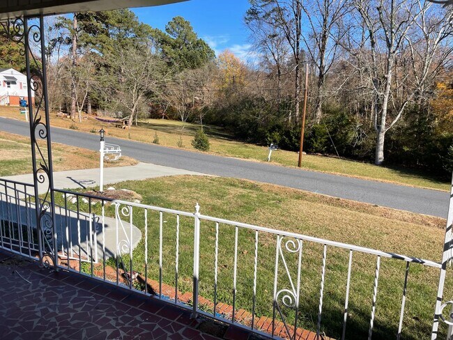 Foto del edificio - 4 BDRM 2 BA BRICK HOME, SINGLE STORY, 1762...