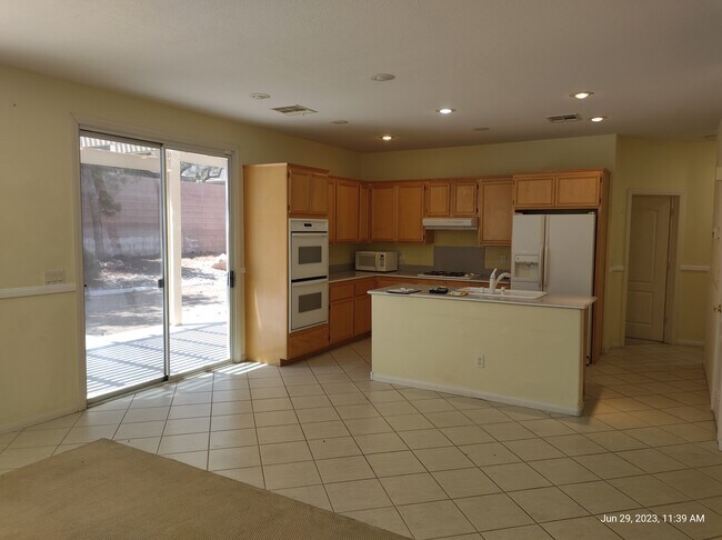 Foto del edificio - 2725 Port Lewis Ave