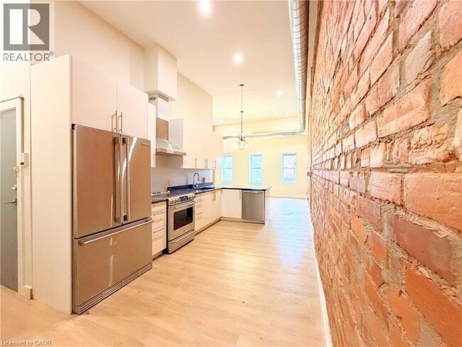 Building Photo - 185 King St E