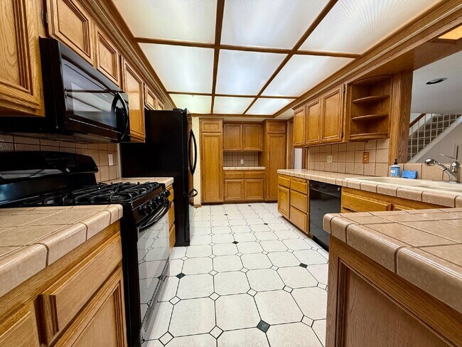 Building Photo - "Spacious 4-Bedroom Gem with 3 Full Baths in Cypress!"