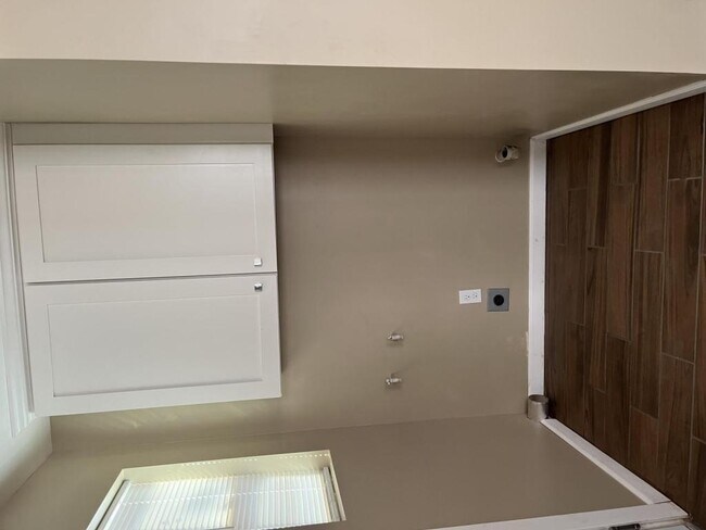 Building Photo - 509 N Coalinga St