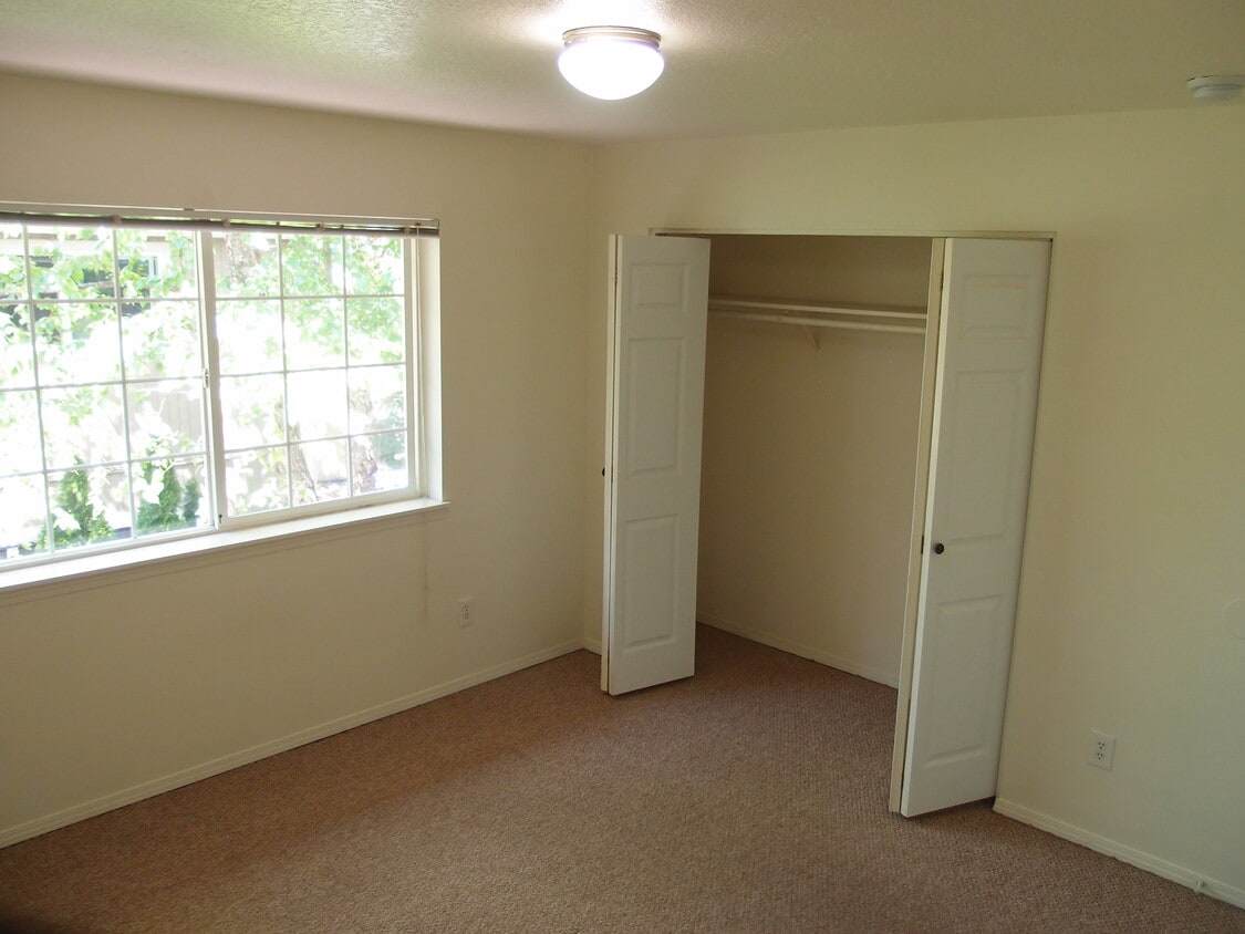 One of the 2 almost identical bedrooms - 3757 SE Milwaukie Ave