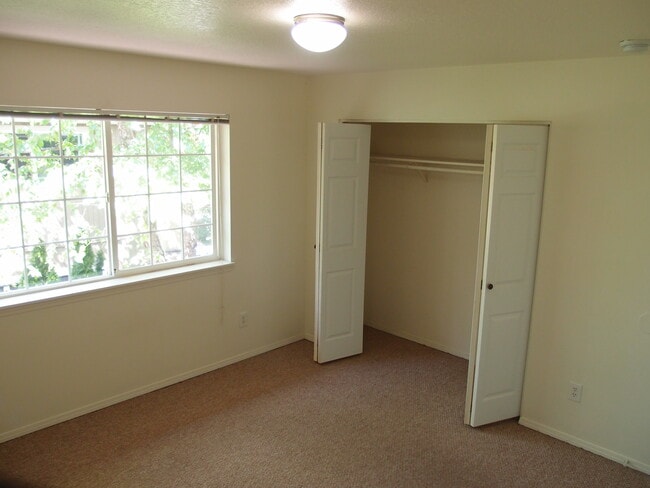 Building Photo - 3757 SE Milwaukie Ave