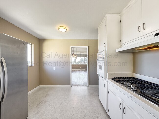 Foto del edificio - 7019 Outlook Ave