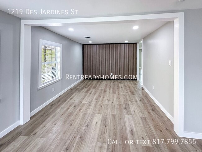 Building Photo - 1219 Des Jardines St