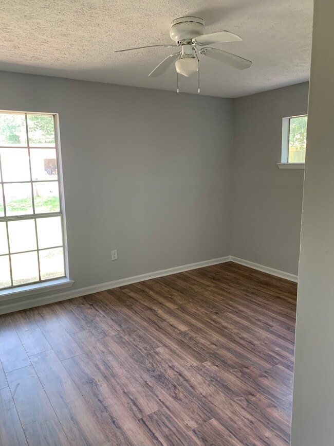 Building Photo - 205 River Cove