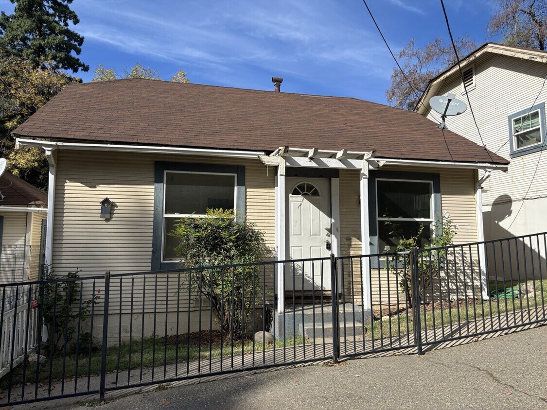 Foto principal - 2-Bedroom cottage for rent near downtown Placerville!