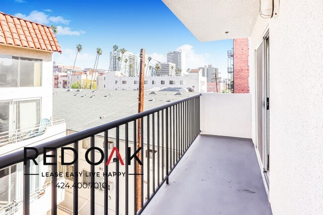 Building Photo - Spacious, Bright & Sunny Completely Remode...